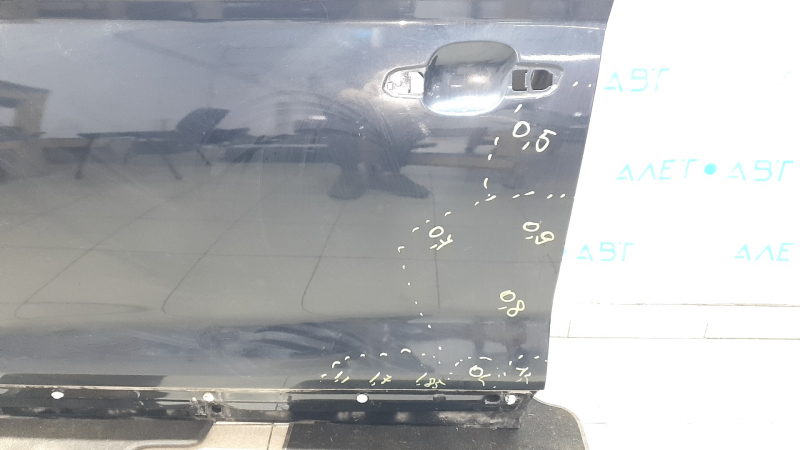 Детализация повреждений на внешней стороне двери Audi Q5, видно несколько царапин.