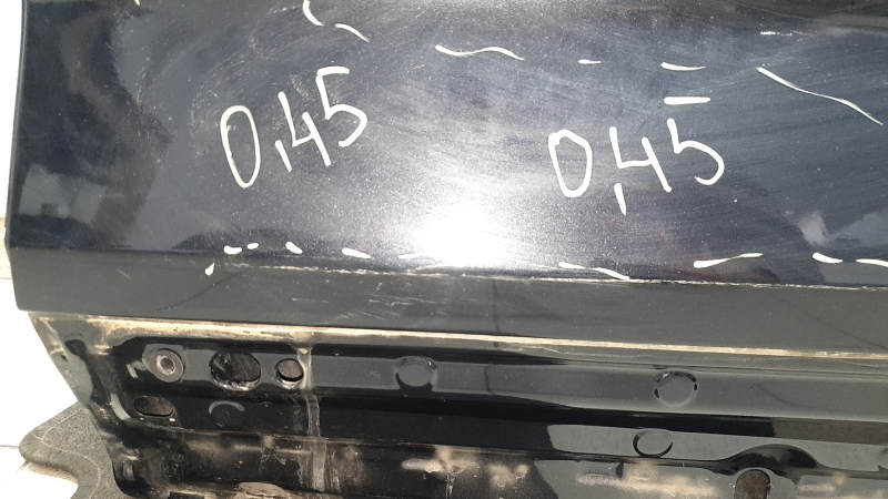Детальный вид на верхнюю часть задней левой двери Audi Q5, заметные следы использования