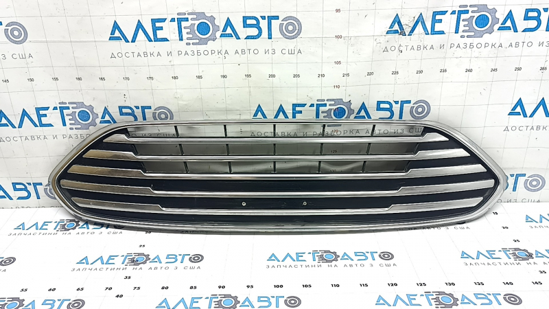 Решетка переднего бампера для Ford C-Max 2013-2018, видно поврежденное крепление и следы эксплуатации.