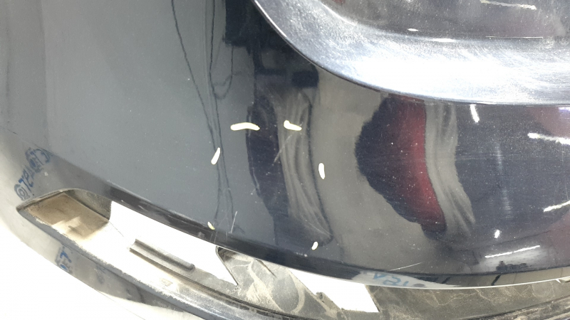 Царапины на заднем бампере Audi Q5, вид крупным планом