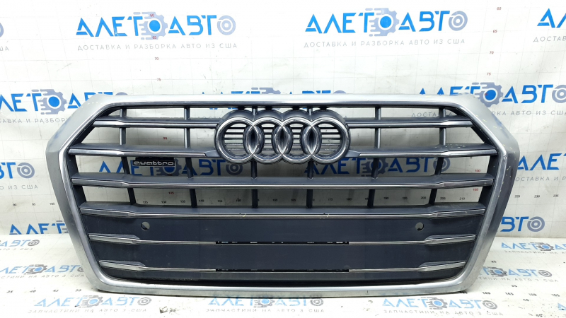 Решетка радиатора для Audi Q5 2018-2024, вид спереди с эмблемами, имеются дефекты.