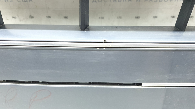 Решетка радиатора grill Audi Q5 80A 18-20 в сборе, с эмблемами, хром, под парктроники, песок, треснута, тычки, вздулся хром