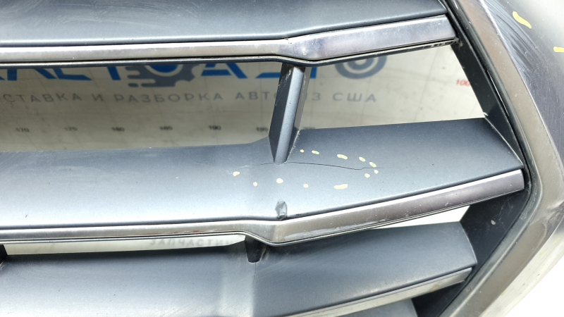 Решетка радиатора grill Audi Q5 80A 18-20 в сборе, с эмблемами, хром, под парктроники, песок, треснута, тычки, вздулся хром