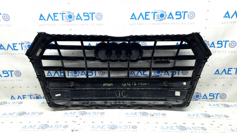 Обратная сторона решетки радиатора Audi Q5, видимые следы износа и трещины.