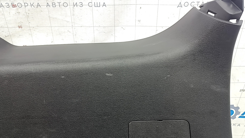 Потертости на обшивке двери багажника нижней Mitsubishi Outlander 2022 года