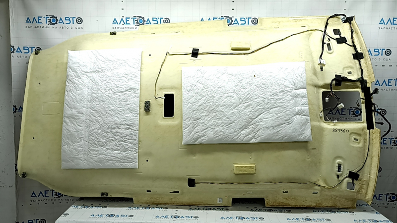 Задняя сторона обшивки потолка Outlander 2022-2026, видно отсутствие плафонов и следы использования.