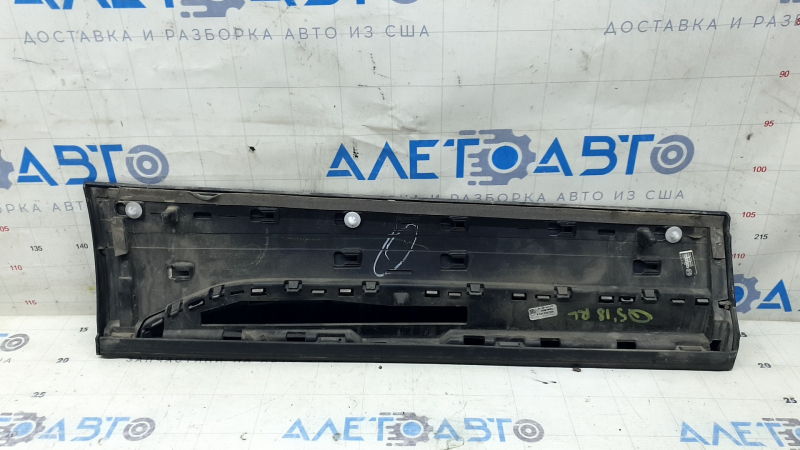 Обратная сторона накладки двери задней левой Audi Q5, нуждается в чистке.