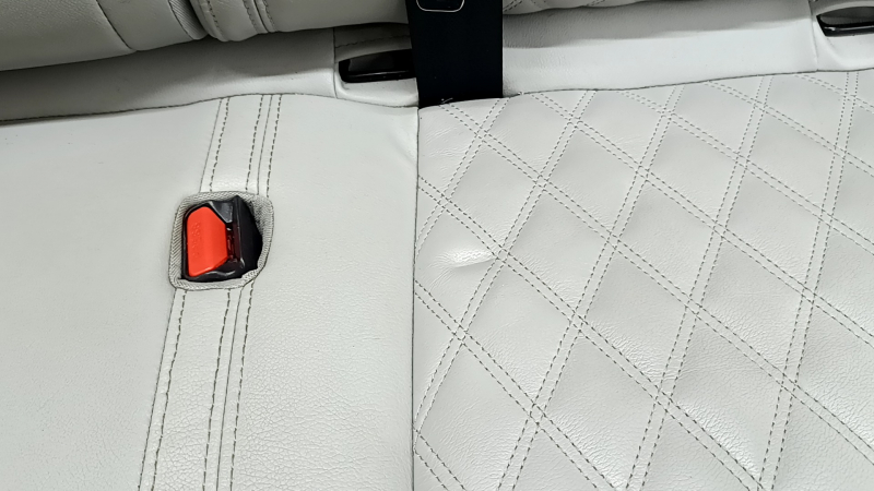 Задний ряд сидений 2 ряд левый Mitsubishi Outlander 22-23 без airbag, кожа серая, с подогревом, замята, под чистку