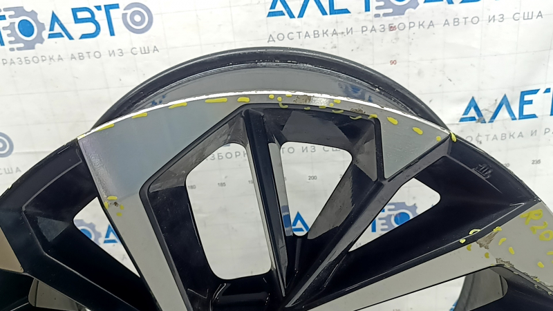 Поврежденный участок на диске R20, использовавшемся на модели Mitsubishi Outlander 22-26.
