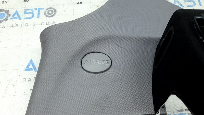 Боковая деталь с логотипом Airbag на накладке стойки Alfa Romeo Giulia 2017-2024; видны следы эксплуатации.