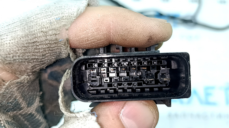 Крупный план разъема проводки переднего бампера BMW 3 G20, показывающий состояние контактов.