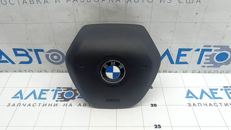 Подушка безопасности в руль черного цвета для BMW 3 G20, видно дефекты.