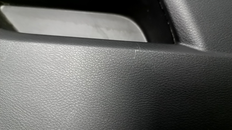 Накладка центральной консоли боковая левая Nissan Murano z52 15-24 черная, царапины