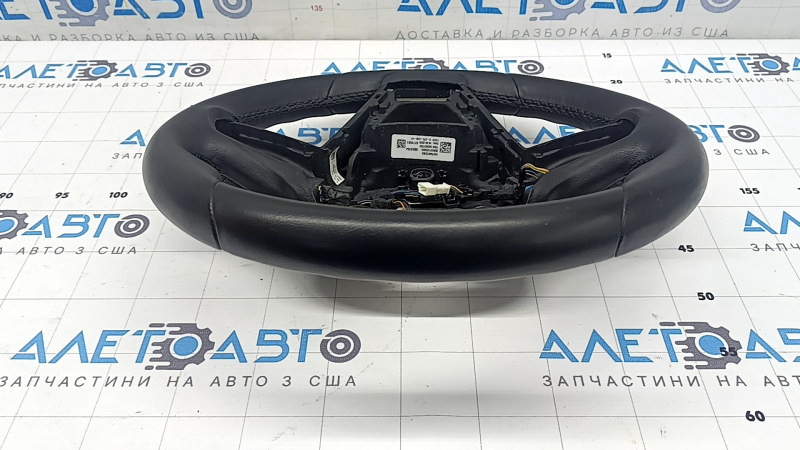 Рулевое колесо BMW 3 G20 19-26, боковой ракурс, видны надрывы на обивке.