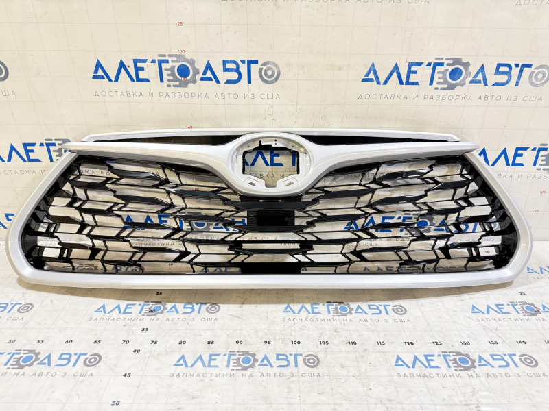 Решетка радиатора grill Toyota Highlander 20-26 без камеры и эмблемы, черный глянец с молдингом серебро