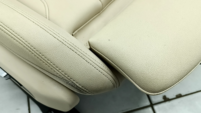 Деталь пассажирского сиденья BMW 3 G20 с незначительными потертостями на коже.