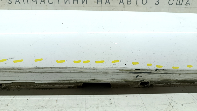 Общий вид повреждений накладки порога правого борта Alfa Romeo Giulia, маркированные дефекты.