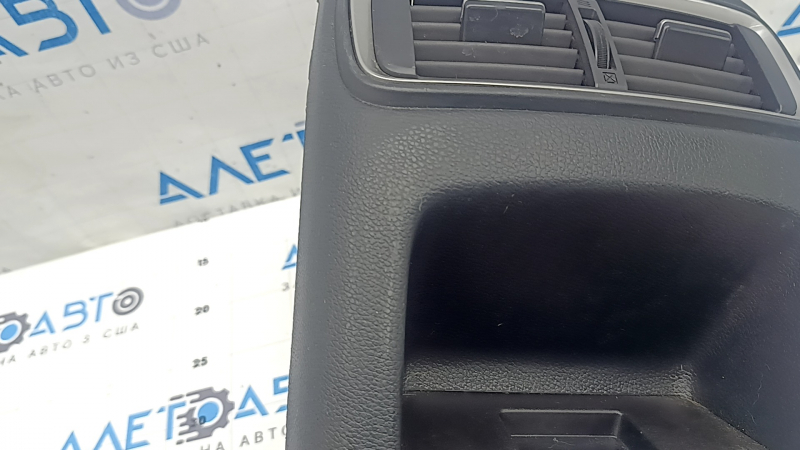 Детальный ракурс накладки центральной консоли для Honda CR-V, вид сверху.