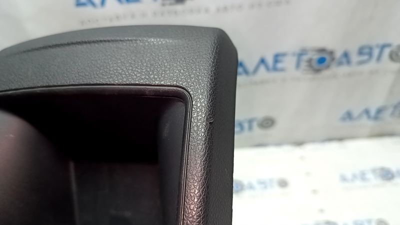 Деталь накладки central console с царапинами на верхней части.