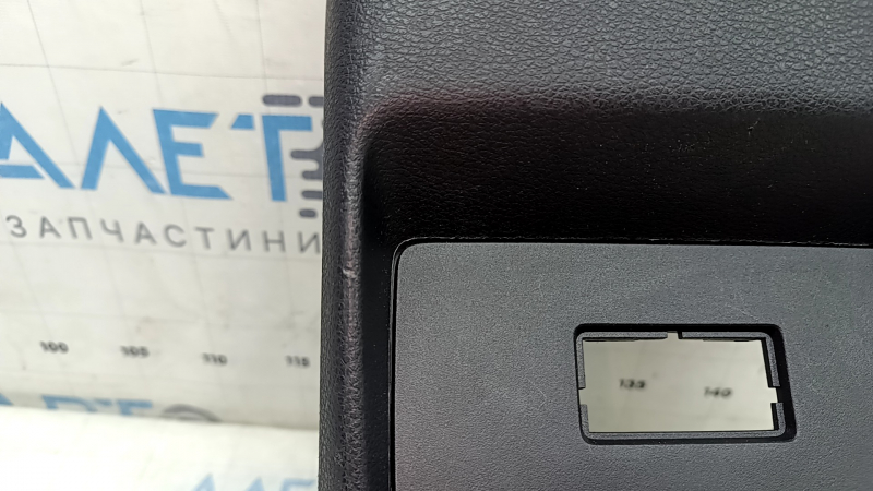 Накладка центральной консоли задняя Nissan Rogue 22-23 с дефлектором, черная, потертости