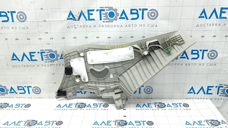 Деталь интерьера автомобиля Kia Sorento, оригинальная накладка с потертостями.