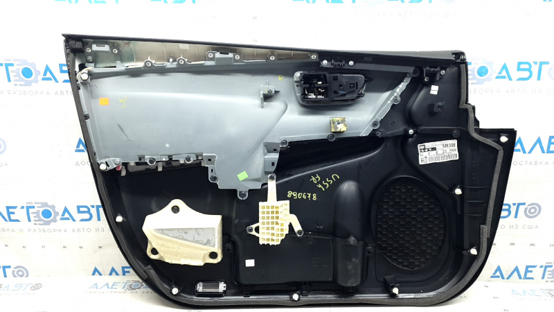 Задняя панель обшивки двери правой передней Toyota Camry V55, на которой видно крепления и внутреннее устройство.