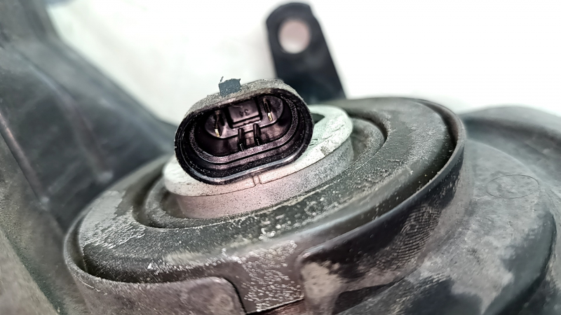 Другой ракурс разъёма на фаре Toyota Camry, показывает тщательность конструкции и отсутствие повреждений.
