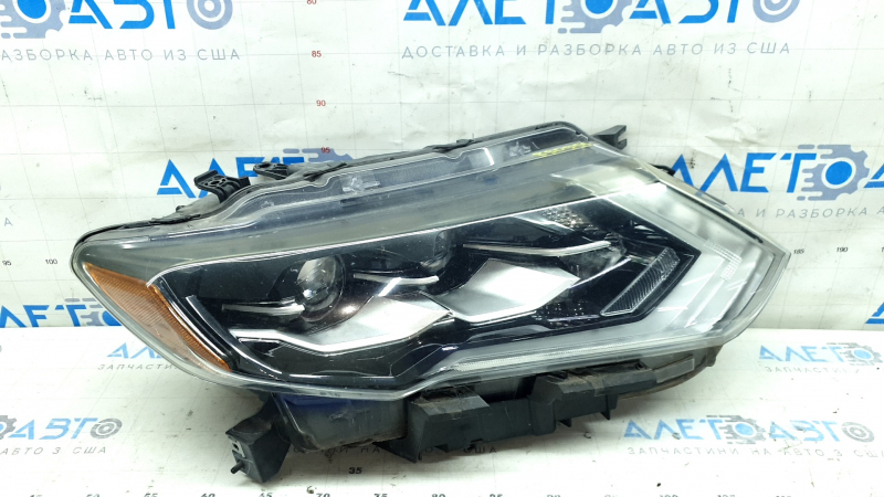 Фара передняя правая Nissan Rogue 17-18 LED, сломана направляйка, песок, под полировку