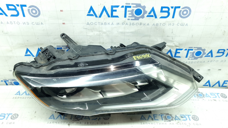 Фара передняя правая Nissan Rogue 17-18 LED, сломана направляйка, песок, под полировку