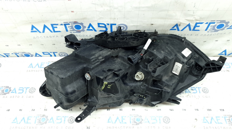 Фара передняя правая Nissan Rogue 17-18 LED, сломана направляйка, песок, под полировку