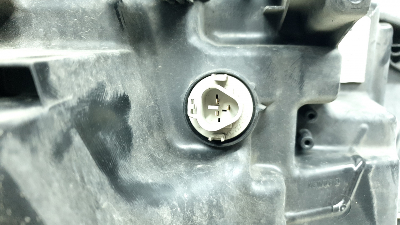 Фара передняя правая Nissan Rogue 17-18 LED, сломана направляйка, песок, под полировку