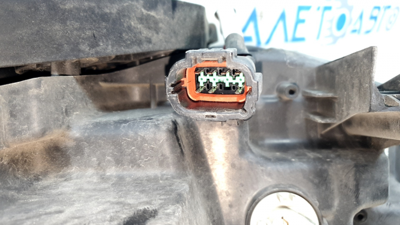 Фара передняя правая Nissan Rogue 17-18 LED, сломана направляйка, песок, под полировку