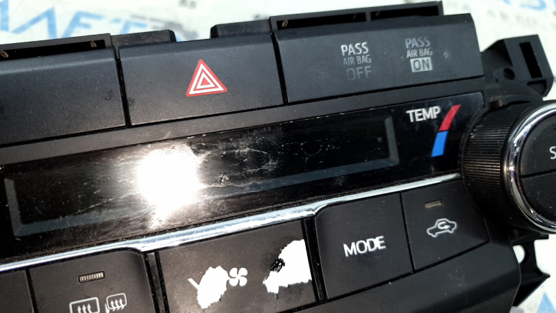 Состояние панели управления климат-контролем Toyota Camry 2015-2017 с царапинами на стекле