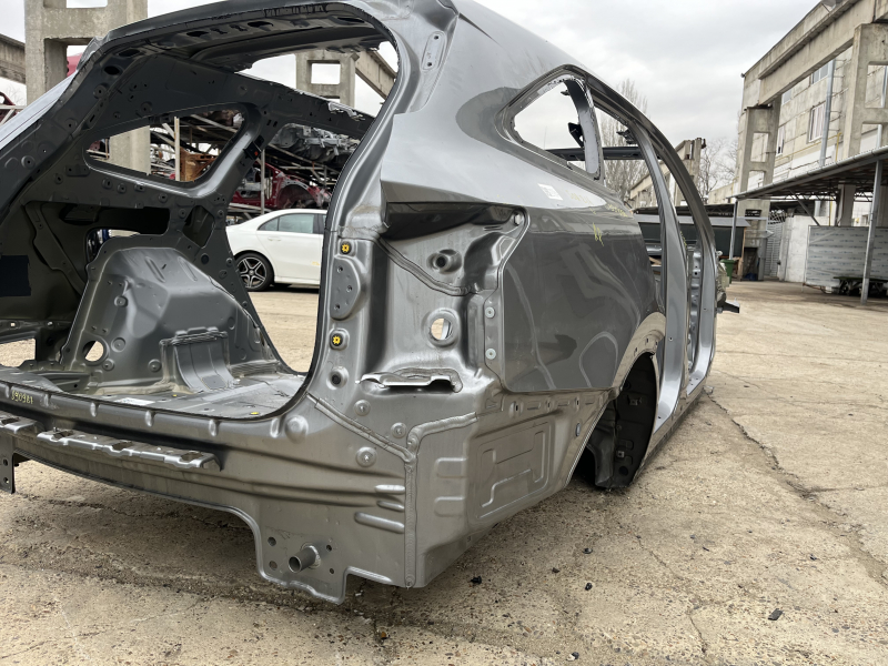 Общий вид четверти кузова для Kia Sorento, наблюдаются следы эксплуатации и тычки.