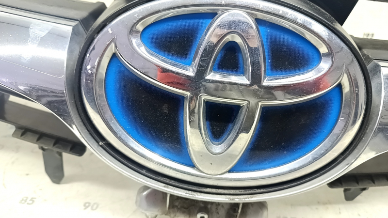 Решетка радиатора grill Toyota Camry v55 15-17 usa hybrid с эмблемой, сломано крепление, нет фрагмента, песок