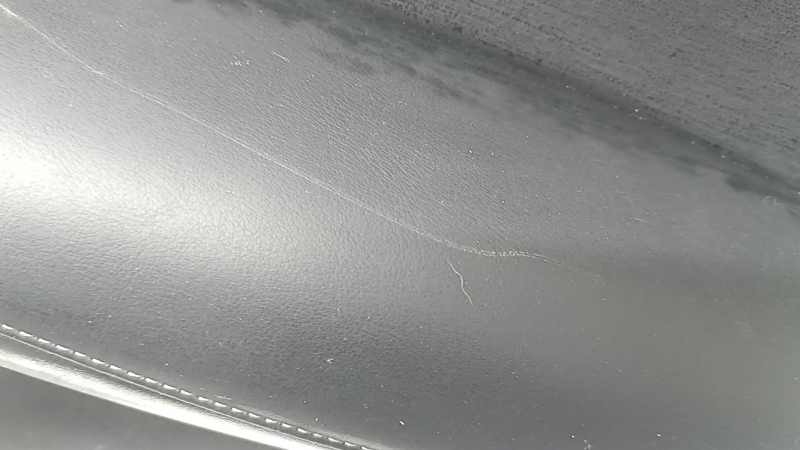 Поверхность двери Infiniti QX50 с легкими повреждениями и следами эксплуатации