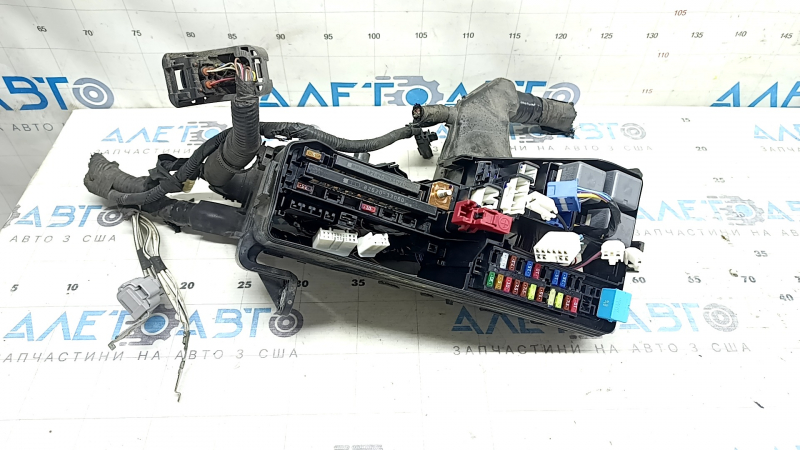 Блок предохранителей подкапотный Toyota Camry v55 15-17 hybrid usa с корпусом