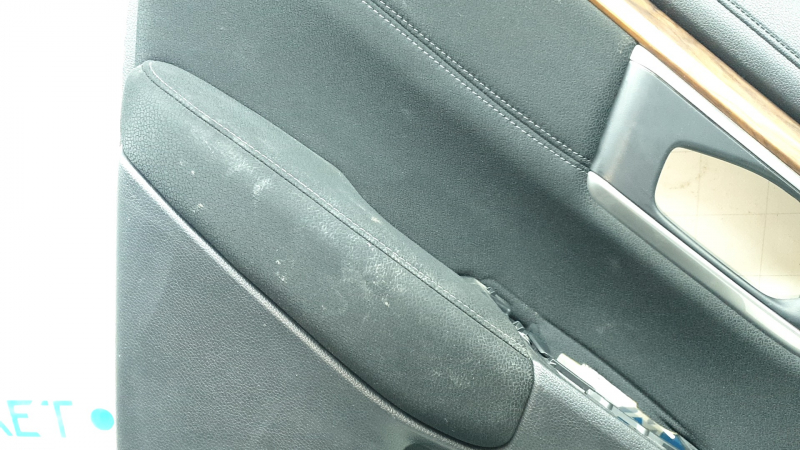 Деталь обшивки двери с видимыми потертостями, Honda CR-V 17-22.