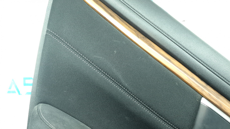Крупный план обшивки двери с дефектами, Honda CR-V 2017-2022.