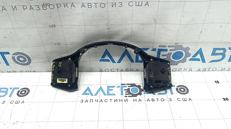 Обратная сторона кнопок управления на руле Kia Sorento 21-26, отсутствие дефектов.