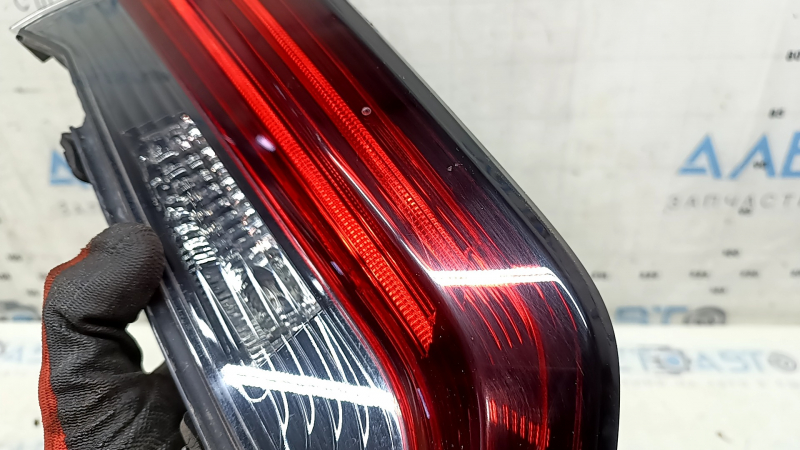Фонарь внутренний крышка багажника правый Honda CRV 20-22 царапины