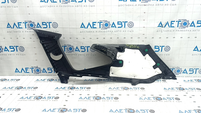Корпус накладки задней стойки Hyundai Tucson, вид снаружи, с царапинами.