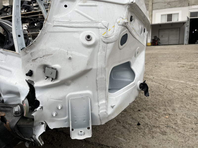 Крупный план задней правой четверти Audi Q5 2018-2024 с заметными дефектами.