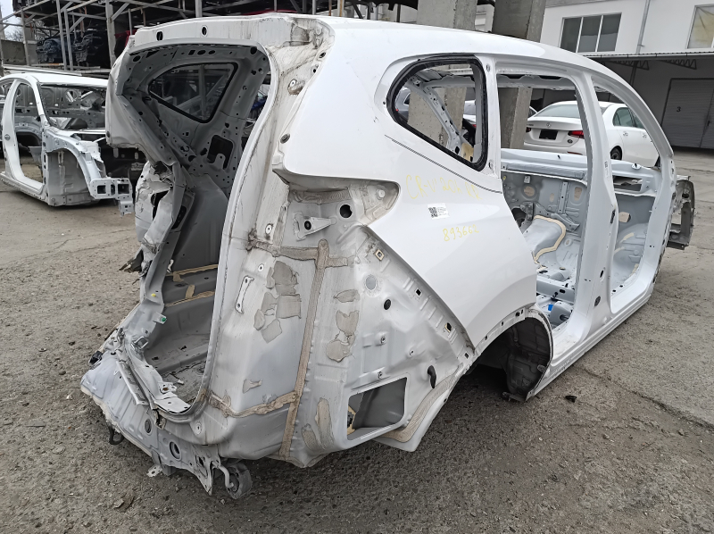Вид задней правой четверти кузова Honda CR-V 2017-2022, белая, оригинальная деталь