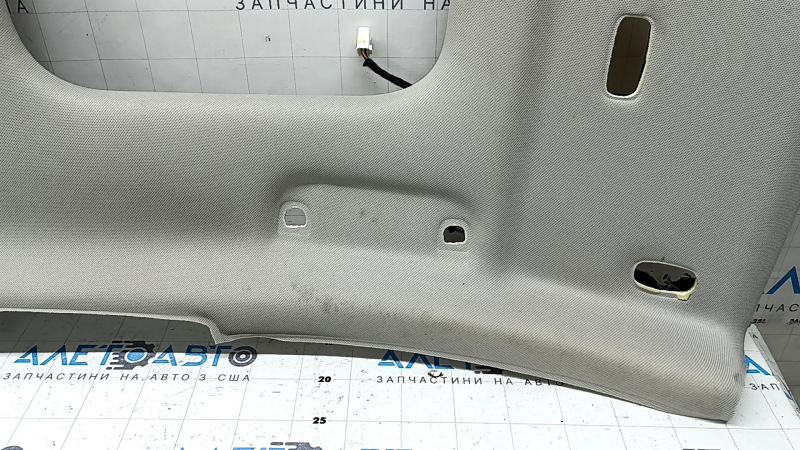 Детали обшивки потолка Hyundai Tucson, зона с царапинами.
