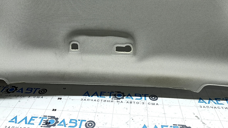 Ближайший ракурс обшивки потолка Hyundai Tucson, видимые следы эксплуатации.