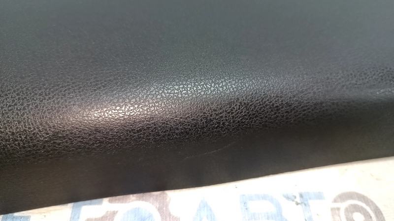 Крупный план текстуры поверхности нижней накладки центральной стойки Nissan Versa Note, видимые царапины