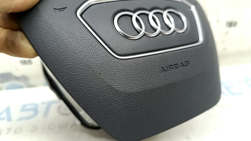 Крупный план подушки безопасности водителя Audi A6 C8 19-25, заметна легкая царапина.