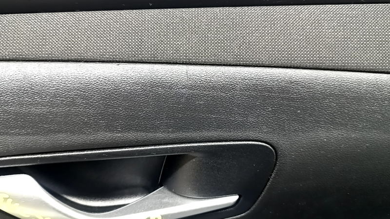 Обшивка двери карточка передняя правая Hyundai Tucson 22-24 черная с черной вставкой ткань, подлокотник черный, хром молдинг с черным глянцем, с ручкой, царапины, потерта