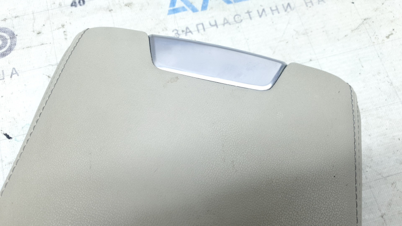 Деталь подлокотника Audi A6, хорошо видно место с царапинами на ручке.